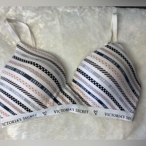 Victoria’s Secret 34C TShirt Bra
Lightly Lined
Wireless
Excellent Condition